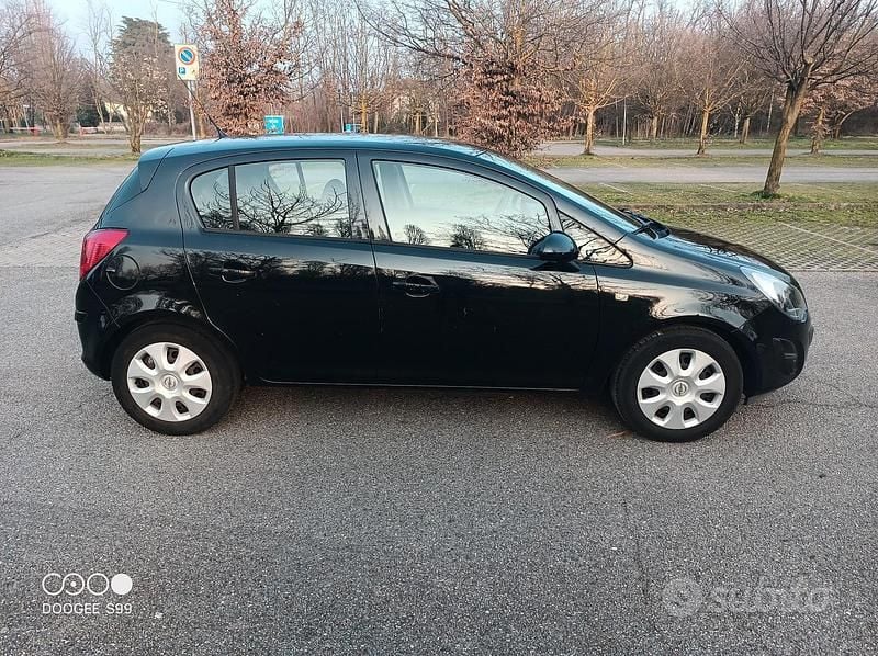 Usata Opel Corsa Edition 86 CV (63 kW) 2014 Nero Utilitaria