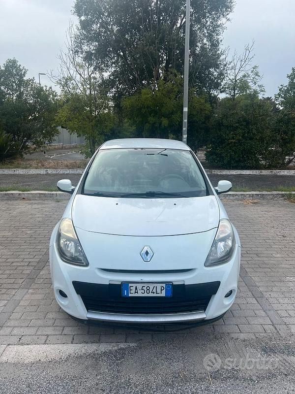 Bianco Usata 2013 Renault Clio IV Due volumi | 3000 € (Super prezzo) - Immagine 1/4