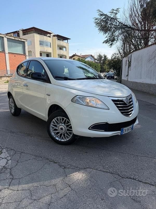Usata Lancia Ypsilon Silver 85 CV (62 kW) 2014 Bianco Utilitaria