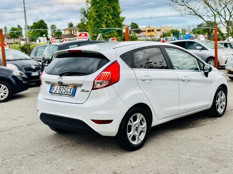Usata Ford Fiesta 75 CV (55 kW) 2017 Bianco Utilitaria