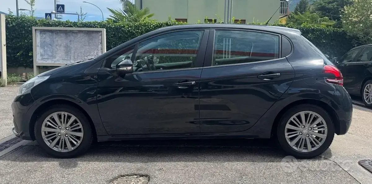 Usata Peugeot 208 Allure 75 CV (55 kW) 2017 Bluazzurro Utilitaria