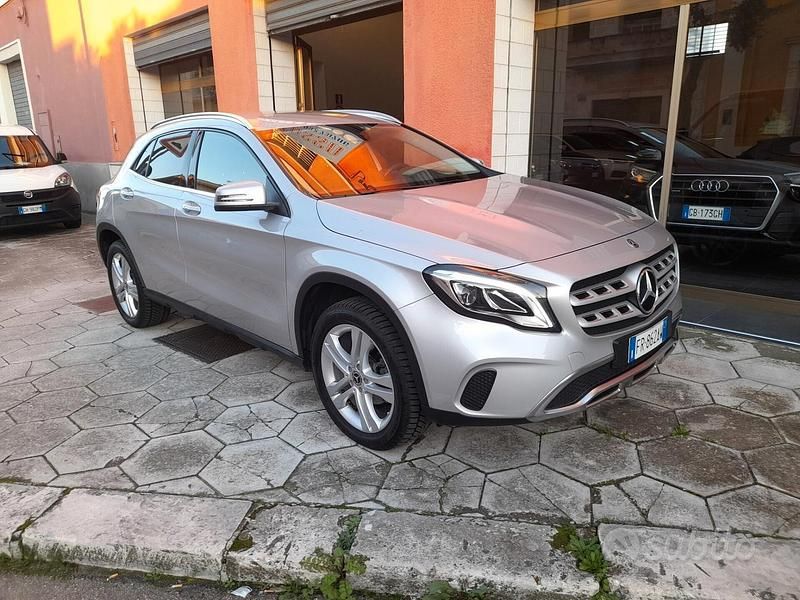 Usata Mercedes GLA180 108 CV (79 kW) 2018 Grigio SUV