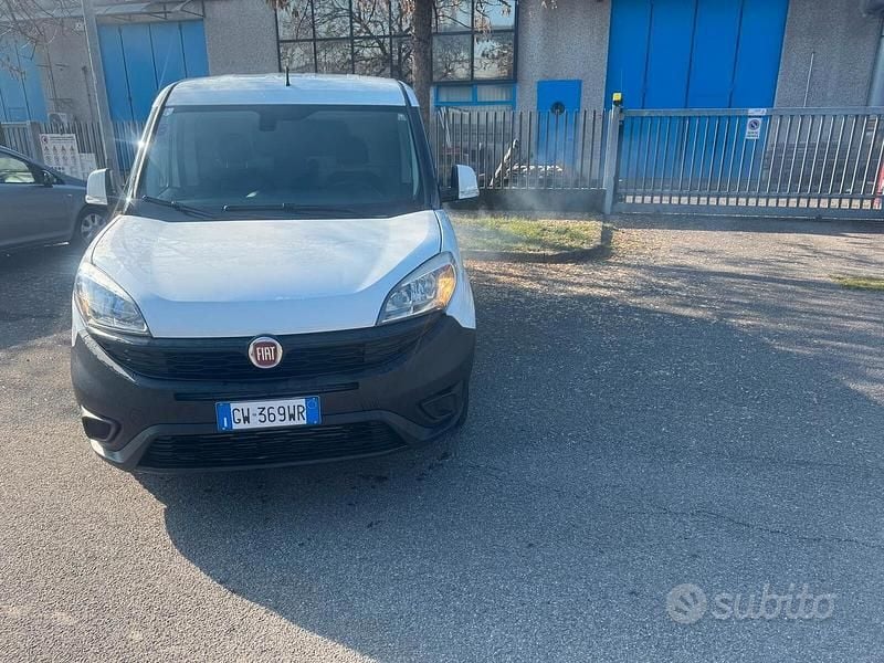 Usata Fiat Doblò S 120 CV (88 kW) 2021 Bianco Monovolume