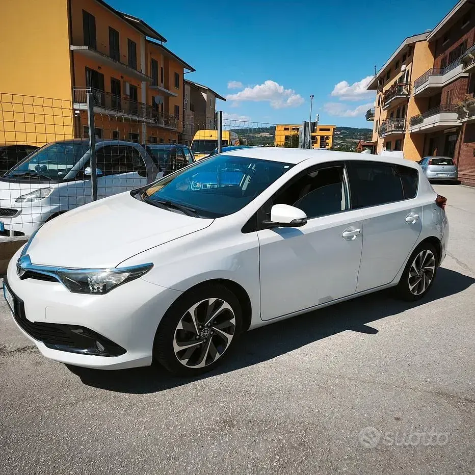 Usata Toyota Auris Lounge 112 CV (82 kW) 2016 Bianco Berlina