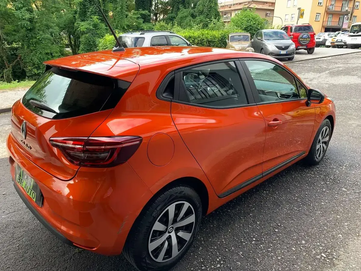 Usata Renault Clio V 67 CV (49 kW) 2023 Arancione Berlina