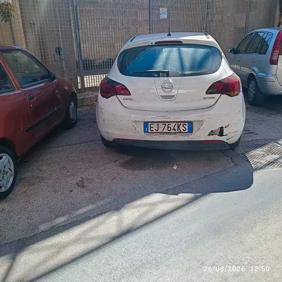 Usata Opel Astra 95 CV (69 kW) 2011 Bianco Berlina
