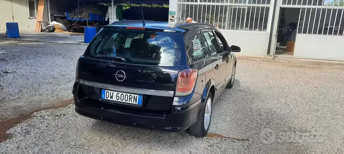 Usata Opel Astra 110 CV (80 kW) 2009 Nero Station wagon