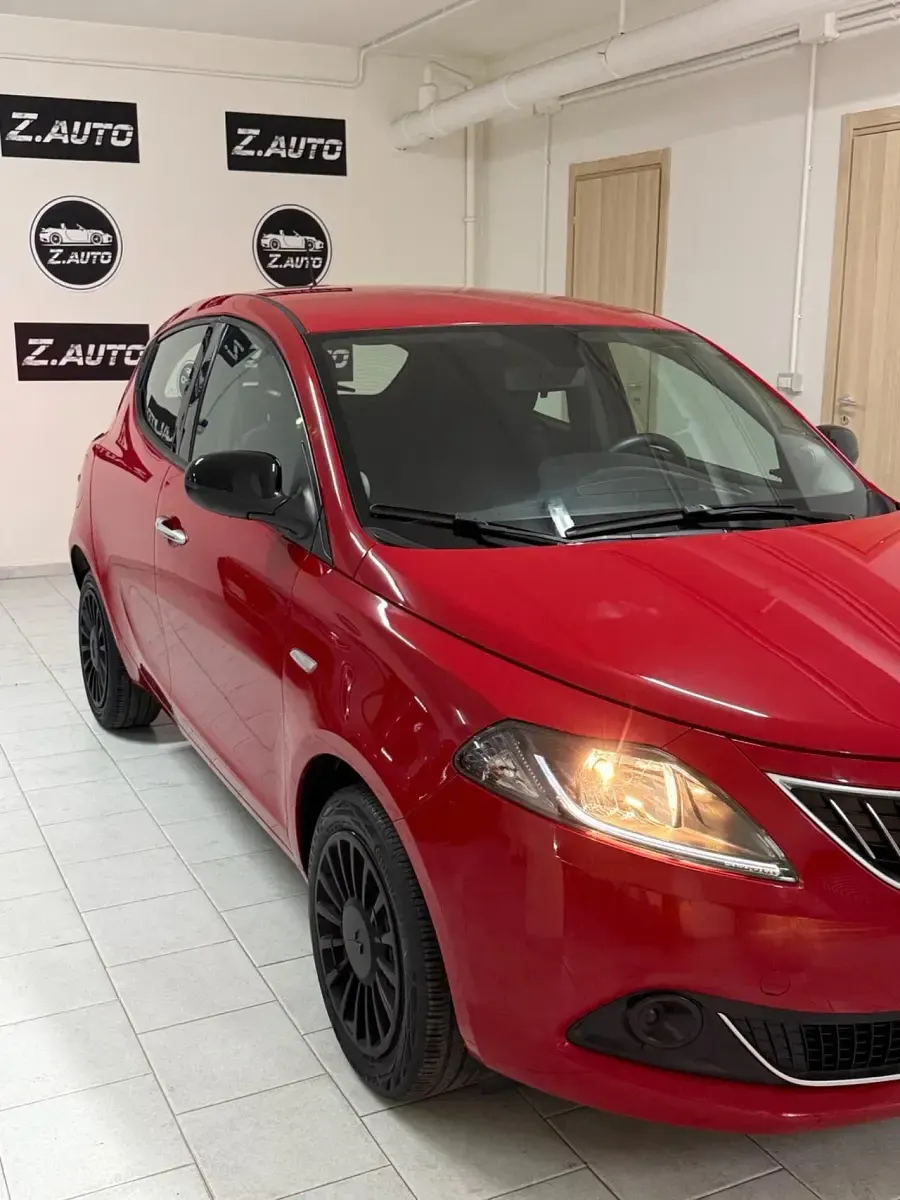 Usata Lancia Ypsilon Silver 69 CV (50 kW) 2022 Rosso Utilitaria