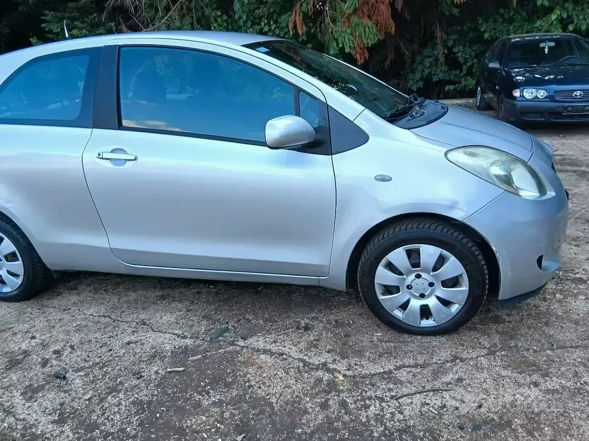 Usata Toyota Yaris Sol 69 CV (50 kW) 2007 Grigio Utilitaria