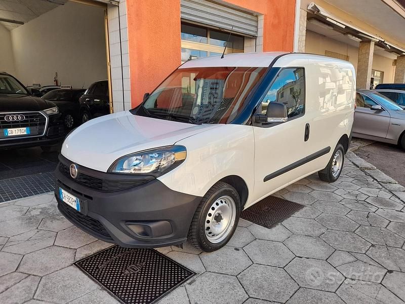 Usata Fiat Doblò 105 CV (77 kW) 2021 Bianco Monovolume