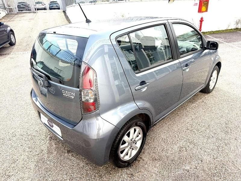 Usata Daihatsu Sirion HIRO 91 CV (66 kW) 2009 Grigio scuro Utilitaria