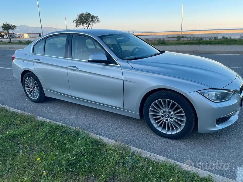 Usata BMW 318 Luxury Line 143 CV (105 kW) 2012 Grigio Berlina