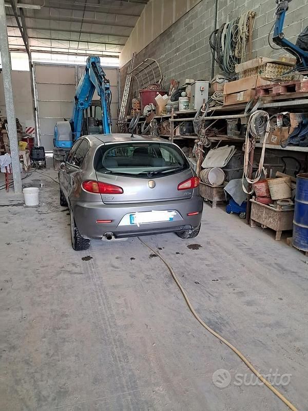 Second-hand Alfa Romeo 147 120 CP (88 kW) 2006 Gri Hatchback