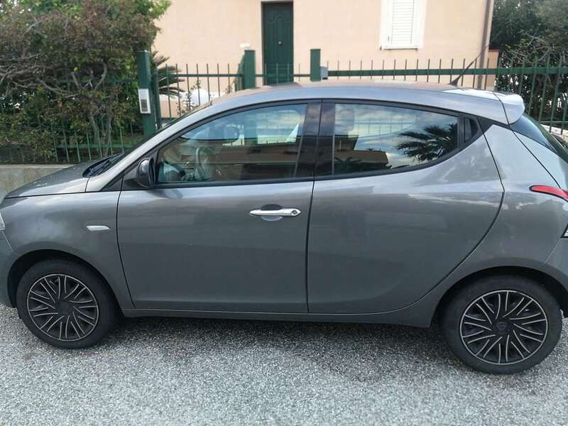 Usata Lancia Ypsilon Gold 69 CV (50 kW) 2019 Grigio Utilitaria