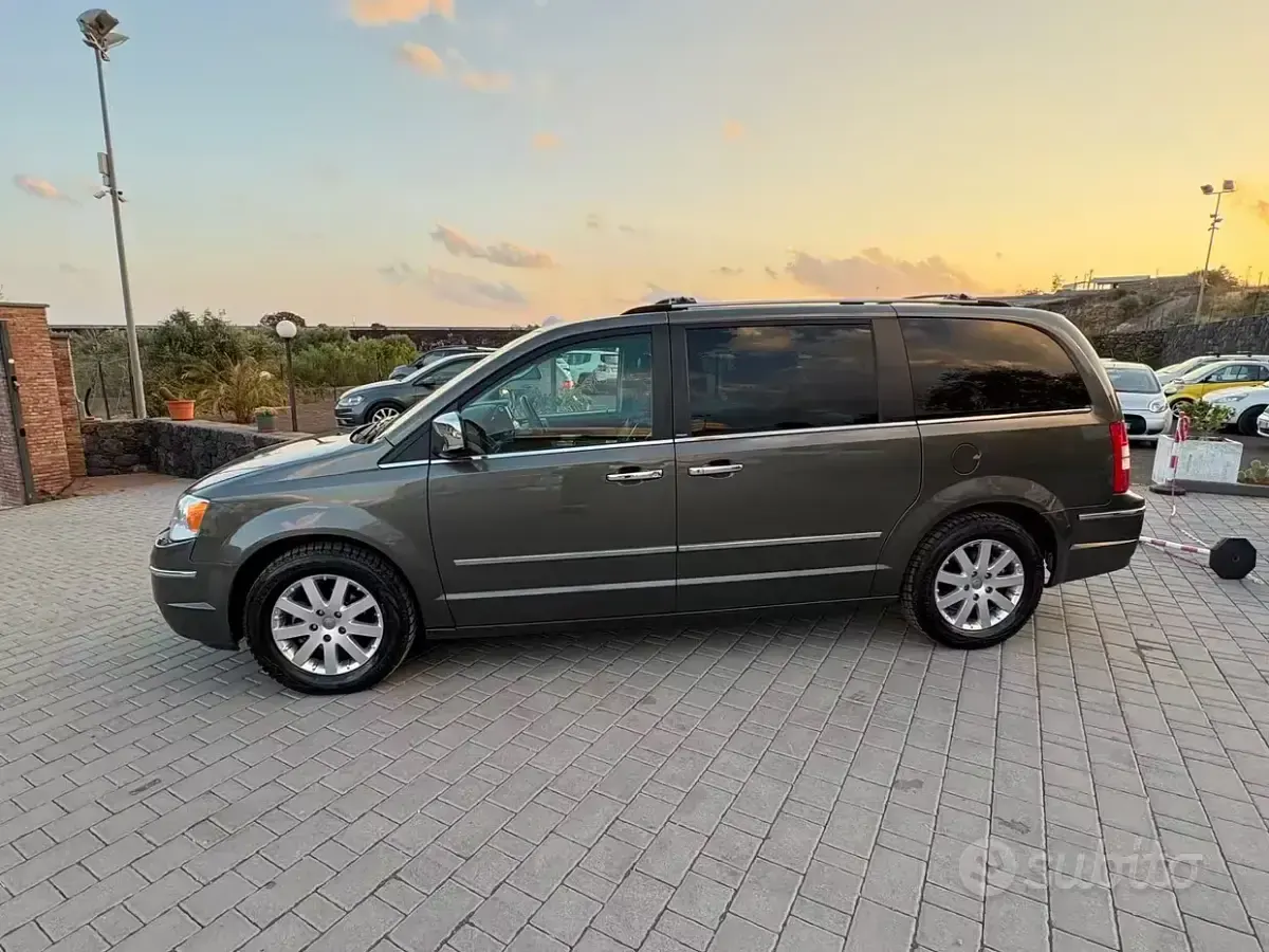 Usata Chrysler Voyager Limited 163 CV (119 kW) 2010 Grigio Monovolume