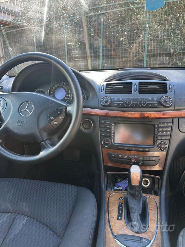 Usata Mercedes E220 122 CV (89 kW) 2003 Grigio Berlina