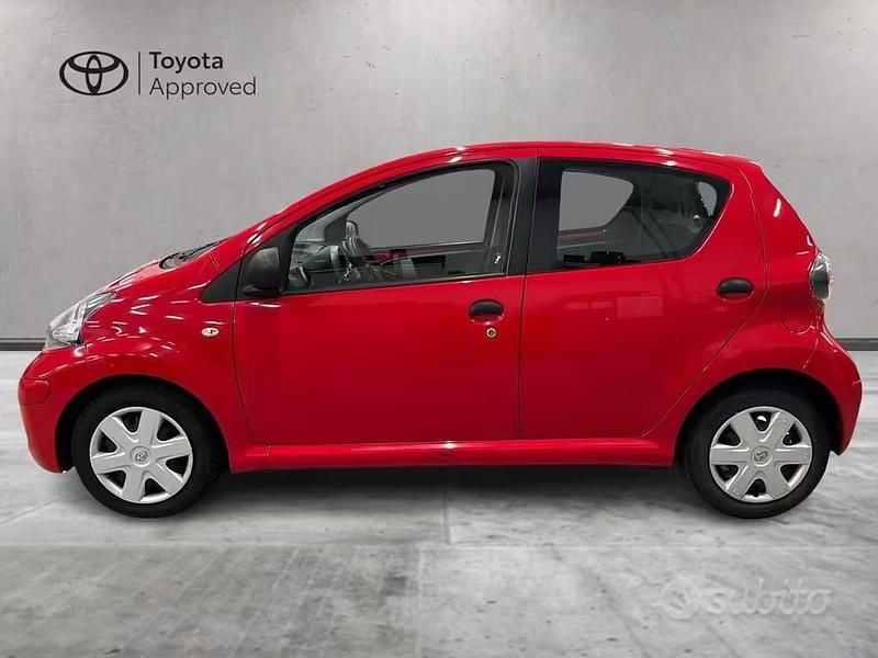 Usata Toyota Aygo Sol 68 CV (50 kW) 2010 Rosso Utilitaria