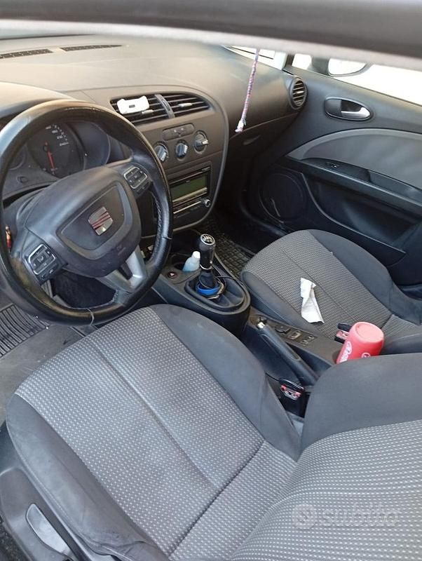 Usata Seat Leon 90 CV (66 kW) 2012 Grigio Utilitaria