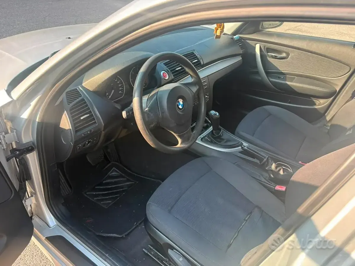 Usata BMW 118 Lifestyle 143 CV (105 kW) 2011 Grigio Utilitaria