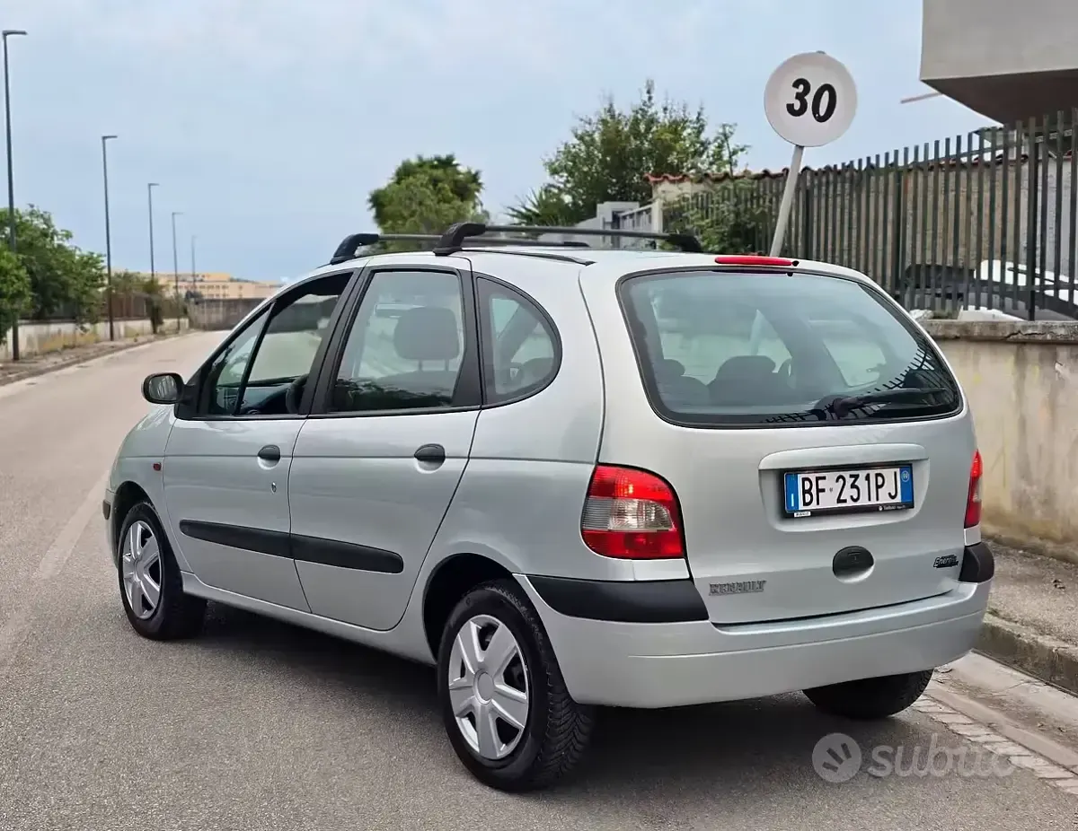 Usata Renault Scénic 107 CV (78 kW) 2000 Grigio Monovolume