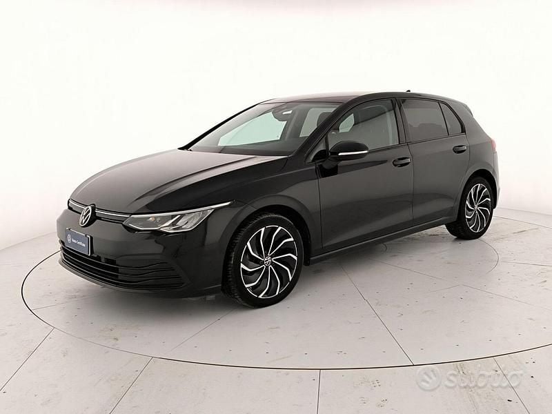 Deep black perlato Usata 2023 VW Golf VIII Life Tre volumi | 21.900 € (Buon prezzo) - Immagine 1/4