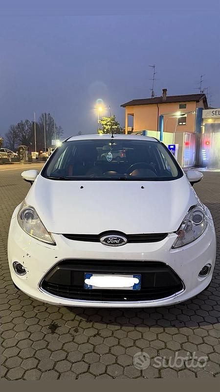 Usata Ford Fiesta 68 CV (50 kW) 2009 Bianco Utilitaria