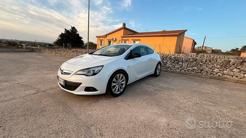 Usata Opel Astra GTC 130 CV (95 kW) 2012 Coupé