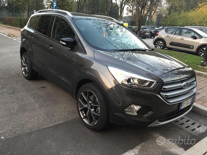 Usata Ford Kuga Titanium 120 CV (88 kW) 2016 Grigio SUV
