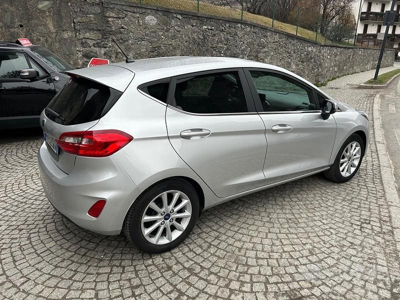 Usata Ford Fiesta Titanium 85 CV (62 kW) 2018 Grigio Utilitaria
