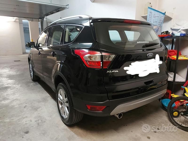 Usata Ford Kuga 120 CV (88 kW) 2018 Nero SUV