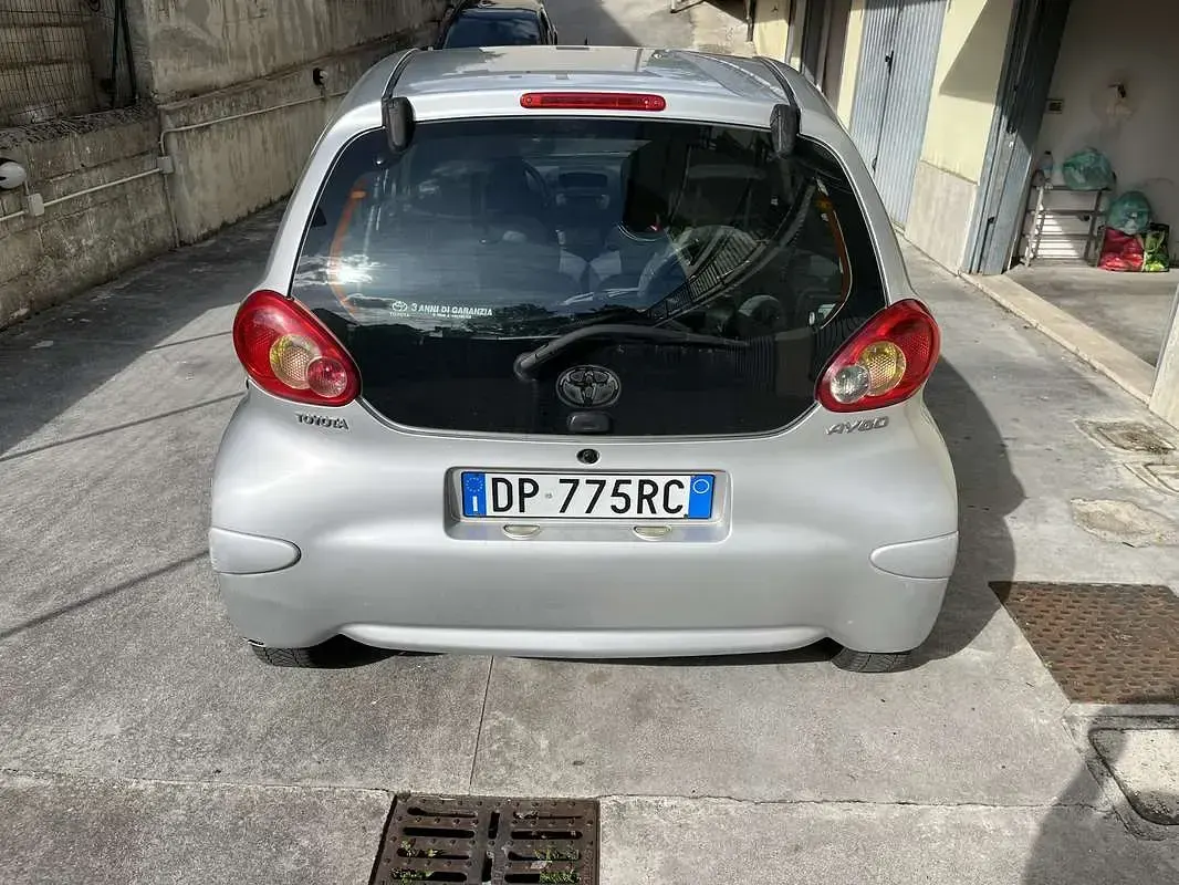 Usata Toyota Aygo Sol 68 CV (50 kW) 2008 Grigio Utilitaria