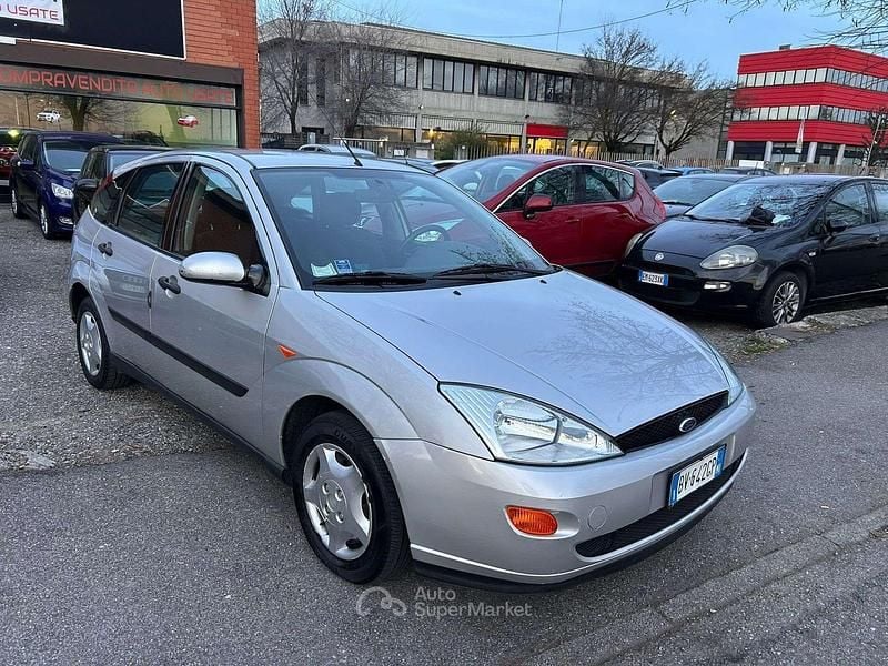 Usata Ford Focus Ghia 101 CV (74 kW) 2001 Grigio Berlina