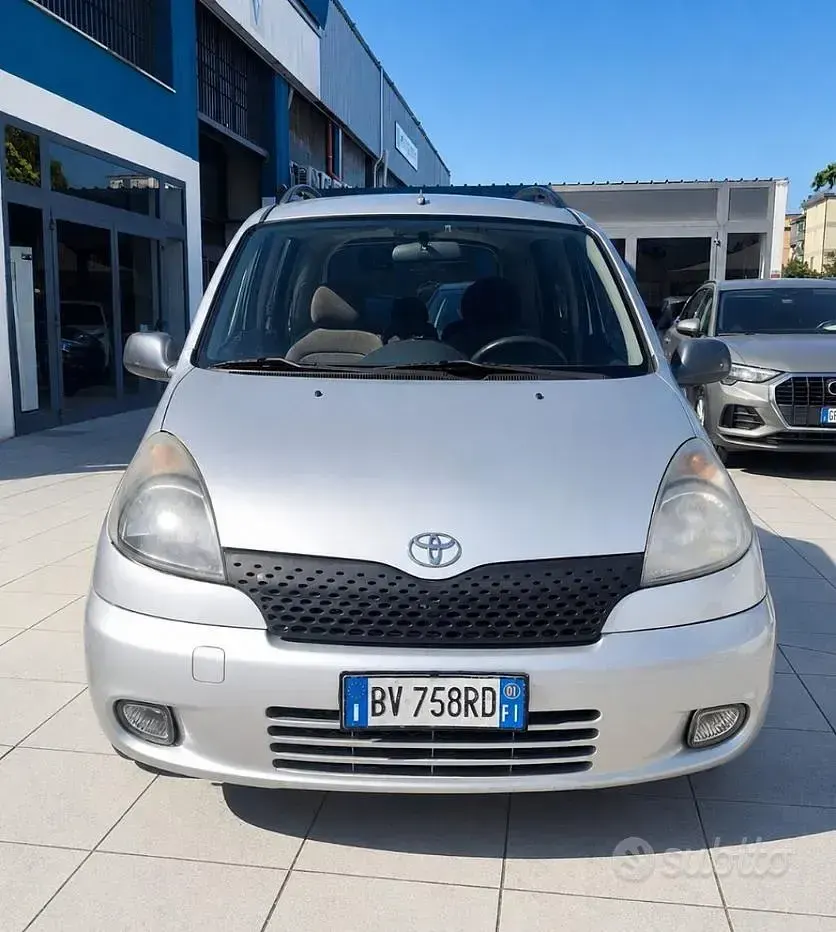 Usata Toyota Yaris Verso 86 CV (63 kW) 2001 Grigio Monovolume