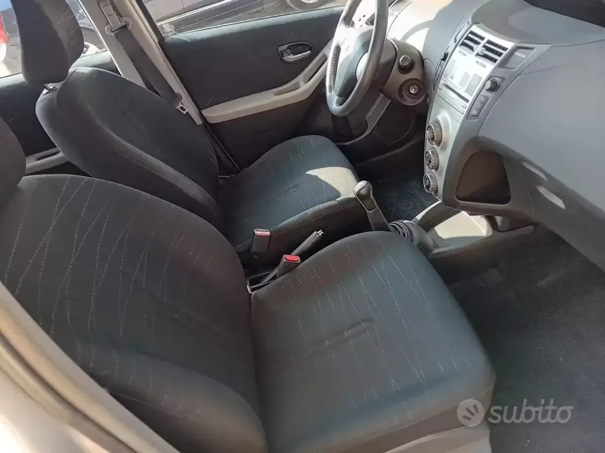 Usata Toyota Yaris 87 CV (63 kW) 2008 Grigio Utilitaria
