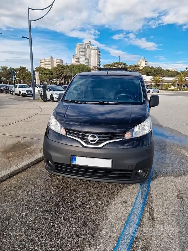 Używany Nissan NV200 90 KM (66 kW) 2016 Czarny Minivan