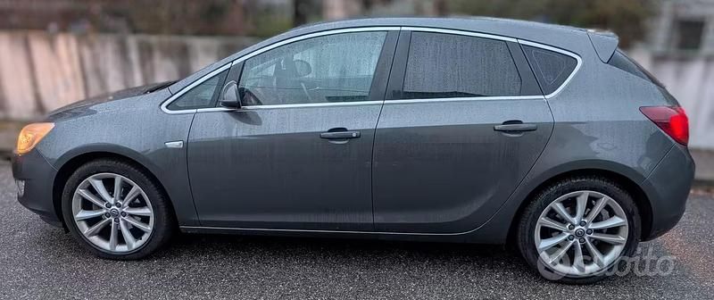 Usata Opel Astra 140 CV (102 kW) 2012 Grigio Berlina