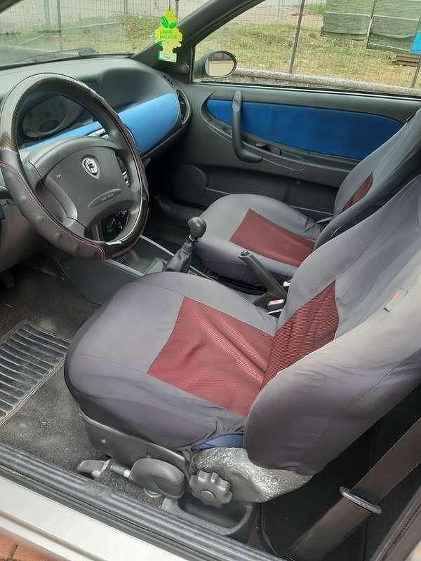 Usata Lancia Ypsilon 60 CV (44 kW) 2001 Argento Utilitaria