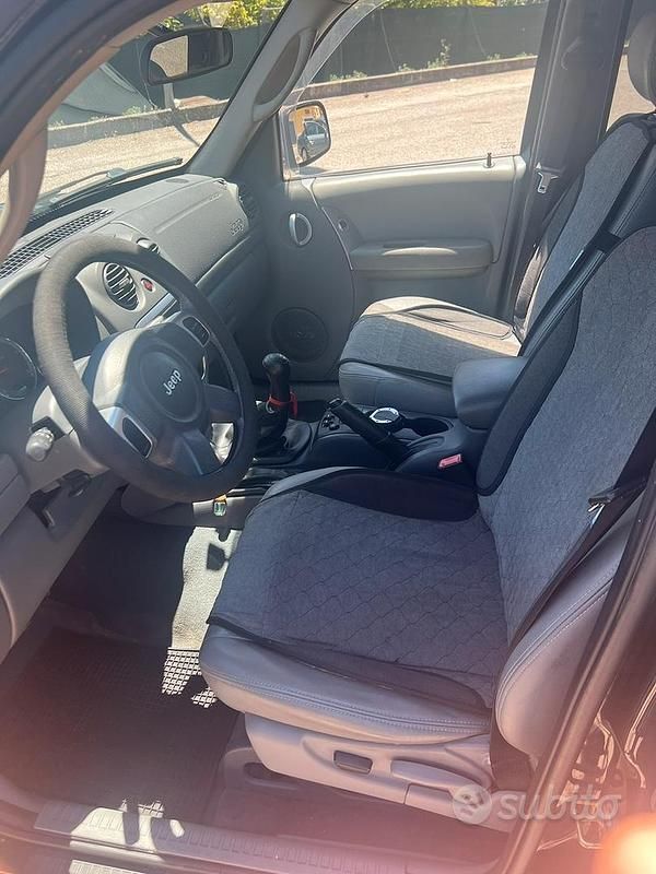 Usata Jeep Cherokee 163 CV (119 kW) 2007 Nero SUV