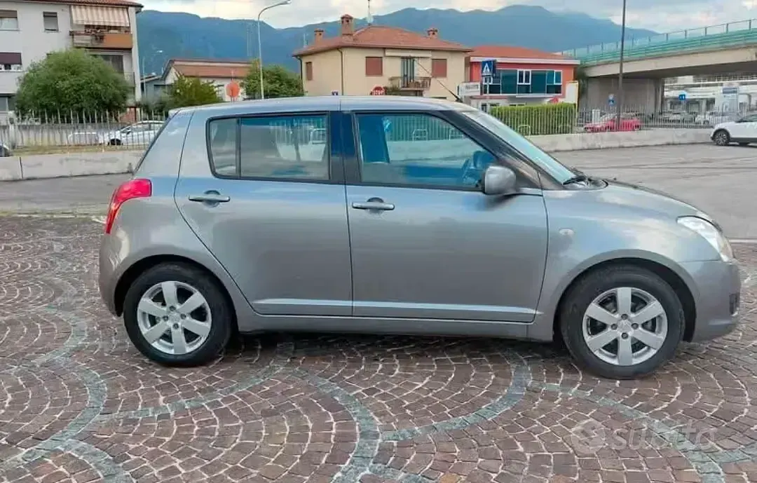 Usata Suzuki Swift GL 92 CV (67 kW) 2010 Grigio Utilitaria