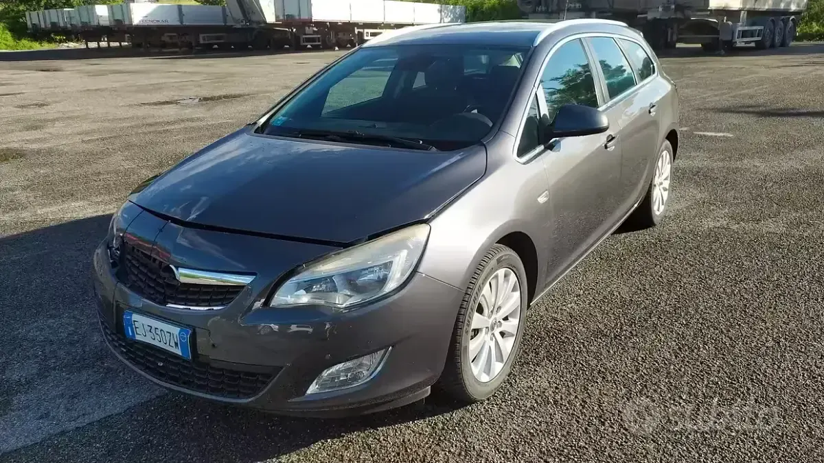 Usata Opel Astra Cosmo 125 CV (91 kW) 2011 Grigio Station wagon