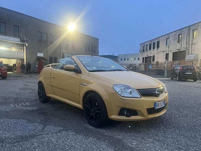 Usata Opel Tigra Sport 125 CV (91 kW) 2006 Giallo Cabrio