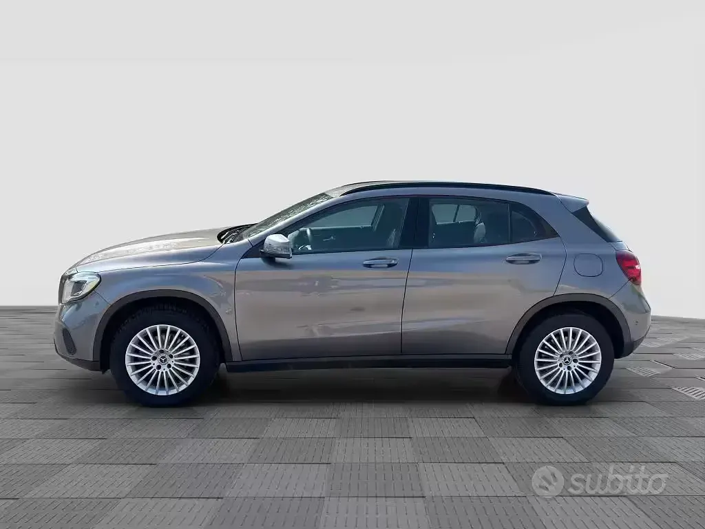Usata Mercedes GLA200 Business 136 CV (100 kW) 2019 Grigio SUV