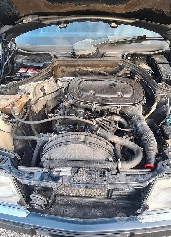 Usata Mercedes E200 122 CV (89 kW) 1991 Blu Berlina