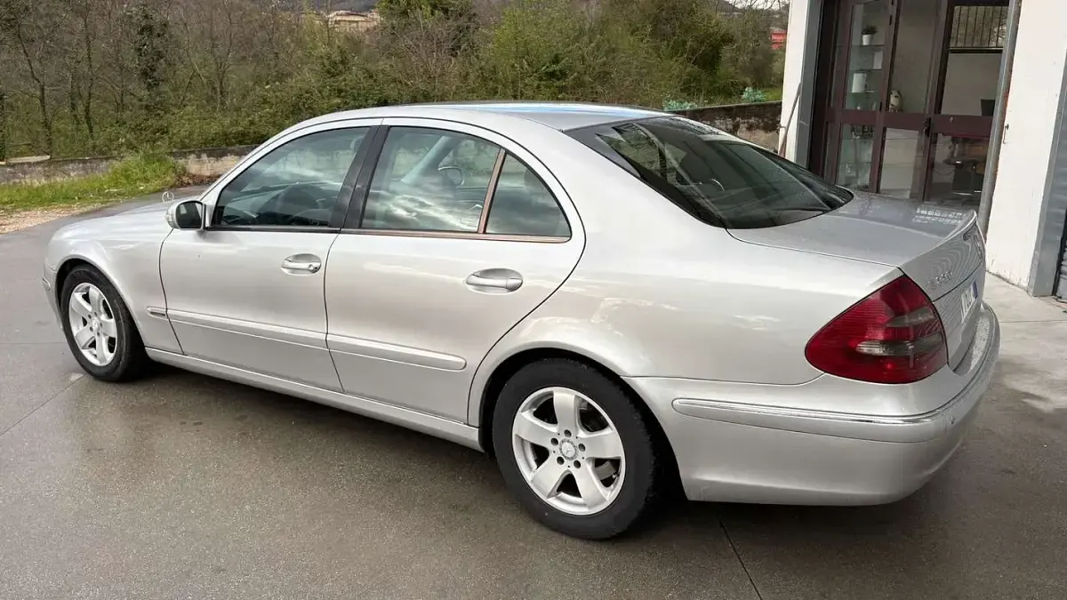 Usata Mercedes E220 Elegance 150 CV (110 kW) 2003 Argento Berlina