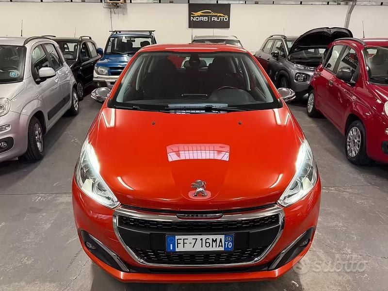 Usata Peugeot 208 Allure 82 CV (60 kW) 2016 Arancione Utilitaria