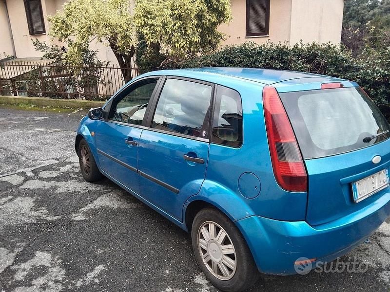 Usata Ford Fiesta 75 CV (55 kW) 2004 Blu Berlina