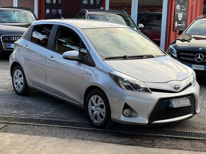 Argento Usata 2014 Toyota Yaris Hybrid Style Berlina | 8999 € (Buon prezzo) - Immagine 1/4