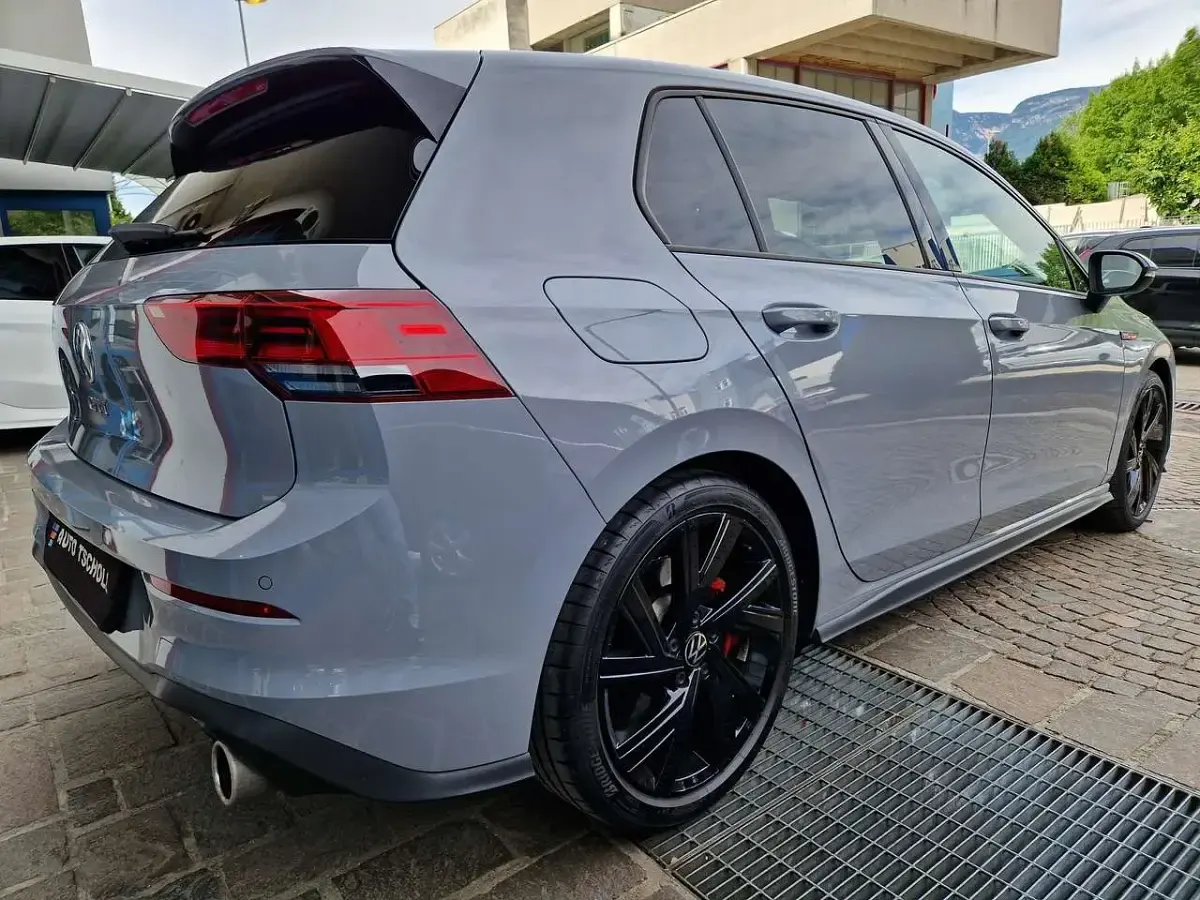 Usata VW Golf VIII GTI 245 CV (180 kW) 2023 Mondsteingrau Berlina