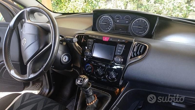 Usata Lancia Ypsilon Silver 69 CV (50 kW) 2016 Grigio Utilitaria