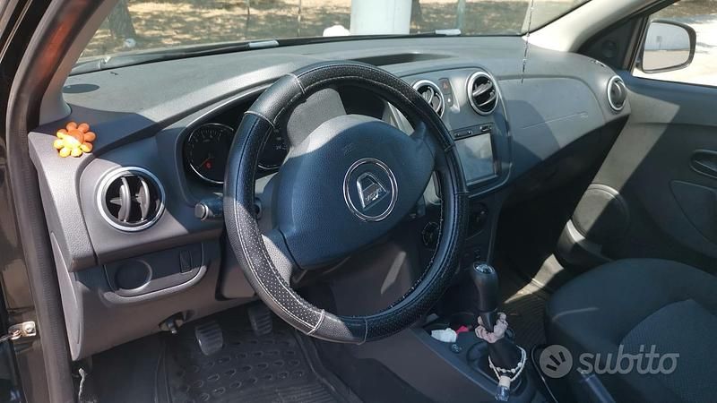 Usata Dacia Sandero Lauréate 75 CV (55 kW) 2015 Nero Berlina